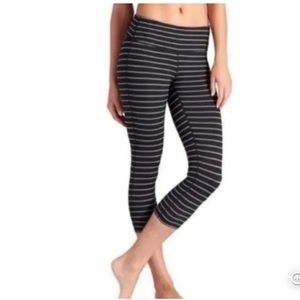 Athleta women cropped size medium leggings black‎ with gray stripes GUC